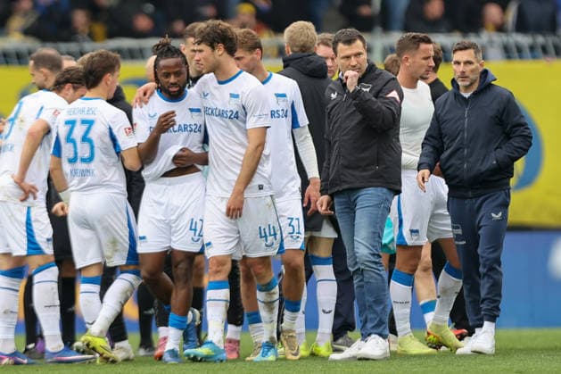 19.04.2025, xtgx, Fussball 2. Bundesliga, Eintracht Braunschweig - Hertha BSC Berlin v.l. Benjamin Weber (Hertha, Sportdirektor), Stefan Leitl (Hertha, Trainer) (DFL DFB REGULATIONS PROHIBIT ANY USE OF PHOTOGRAPHS as IMAGE SEQUENCES and or QUASI-VIDEO) Braunschweig