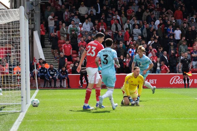 NOTTINGHAM, ENGLAND, APRIL 19: Zian Flemming of Burnley scores the opening goal during the Premier league football match between Nottingham Forest and Burnley at the City Ground on April 19, 2026 in Nottingham, England. Copyright: xPaulxBonserx xSportsxPressxPhotox Sportspressphoto_SPR132842
