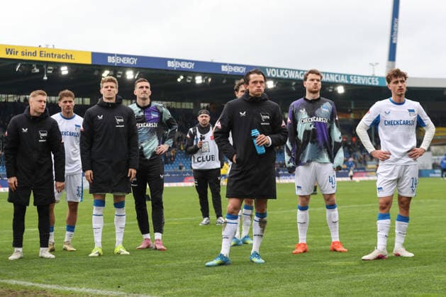 19.04.2025, xtgx, Fussball 2. Bundesliga, Eintracht Braunschweig - Hertha BSC Berlin v.l. Hertha Bedankt sich bei den Fans enttaeuscht, enttäuscht, schaut enttaeuscht, niedergeschlagen, disappointed (DFL DFB REGULATIONS PROHIBIT ANY USE OF PHOTOGRAPHS as IMAGE SEQUENCES and or QUASI-VIDEO) Braunschweig