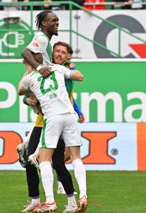 19.04.2026 - Fussball - Saison 2025 2026 - 2. Fussball - Bundesliga - 30. Spieltag: SpVgg Greuther Fürth ( Kleeblatt ) - SV Darmstadt 98 ( Lilien ) - Sportfoto Zink MeZi - xmexzix - DFL regulations prohibit any use of photographs as image sequences and or quasi-video - only for editorial use - Jubel Freude nach Spielende bei Noel Futkeu (9, SpVgg Greuther Fürth ) Jannik Dehm ( 23, SpVgg Greuther Fürth ) Pelle Boevink (26, SpVgg Greuther Fürth )
