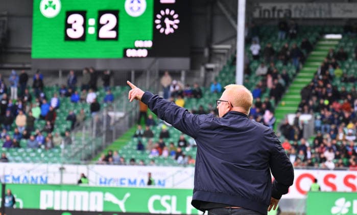 19.04.2026 - Fussball - Saison 2025 2026 - 2. Fussball - Bundesliga - 30. Spieltag: SpVgg Greuther Fürth ( Kleeblatt ) - SV Darmstadt 98 ( Lilien ) - Sportfoto Zink - xwoxzix - DFL regulations prohibit any use of photographs as image sequences and or quasi-video - only for editorial use - Heiko Vogel ( Trainer SpVgg Greuther Fürth ) vor Anzeigetafel