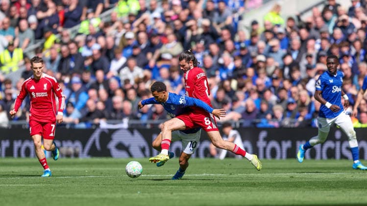 Everton v Liverpool, Premier League Everton midfielder Iliman Ndiaye (10) is challenged by Liverpool midfielder Dominik Szoboszlai (8) during the Premier League match between Everton and Liverpool at Hill Dickinson Stadium, Liverpool, UK on 19 April 2026. Editorial use only DataCo restrictions apply See www.football-dataco.com , Copyright: xSimonxDaviesx PSI-24105-0032