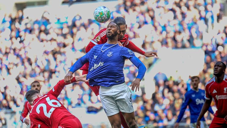 Everton v Liverpool, Premier League Liverpool defender Andrew Robertson (26) has a hold of Everton forward Beto (9) shirt as he is challenged by Liverpool defender Virgil van Dijk (4) during the Premier League match between Everton and Liverpool at Hill Dickinson Stadium, Liverpool, UK on 19 April 2026. Editorial use only DataCo restrictions apply See www.football-dataco.com , Copyright: xSimonxDaviesx PSI-24105-0036