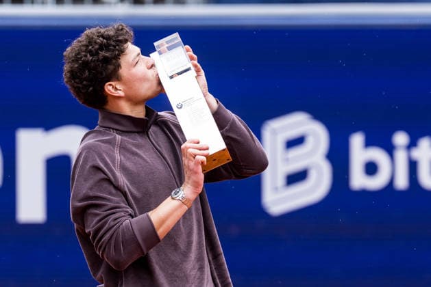 MUNICH, GERMANY - APRIL 19: BMW Open winner Ben Shelton (USA) kissing the trophy during the trophy ceremony of the BMW Open by Bitpanda Singles match between Flavio Cobolli (ITA) vs Ben Shelton (USA) at MTTC Iphitos on April 19, 2026 in Munich, Germany. Bavaria Germany Copyright: xSteffiexWunderlx