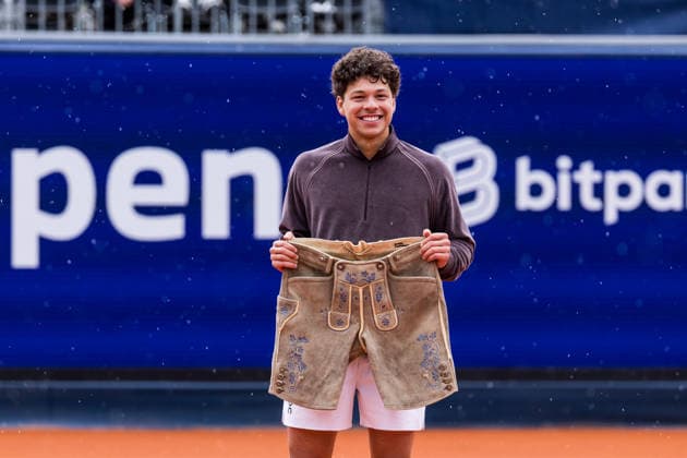 MUNICH, GERMANY - APRIL 19: BMW Open winner Ben Shelton (USA) holding the traditional Lederhose during the trophy ceremony of the BMW Open by Bitpanda Singles match between Flavio Cobolli (ITA) vs Ben Shelton (USA) at MTTC Iphitos on April 19, 2026 in Munich, Germany. Bavaria Germany Copyright: xSteffiexWunderlx