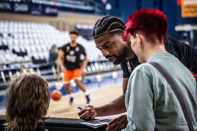 Rostock, Deutschland 19. April 2026: 1. BBL - 2025 2026 - Sp. 30 - Rostock Seawolves gegen ratiopharm ulm Im Bild: Malik Osborne (ratiopharm Ulm) gibt Autogramme Copyright: xFotostandx xVoelkerx