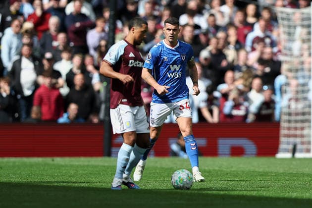 Aston Villa v Sunderland, Premier League Granit Xhaka of Sunderland pressures Youri Tielemans of Aston Villa during the Aston Villa v Sunderland Premier League match at Villa Park, Birmingham, England on 19 April 2026 Credit: Ian Stephen Every Second Media Editorial use only. All images are copyright Every Second Media Limited. No images may be reproduced without prior permission. All rights reserved. Premier League and Football League images are subject to licensing agreements with Football DataCo Limited. see https: www.football-dataco.com Copyright: xIMAGO EveryxSecondxMediax ESM-1927-0020 IanxStephenx xEveryxSecondxMediax