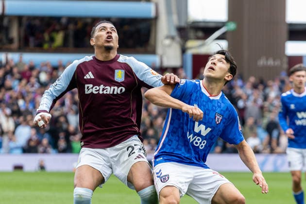 Aston Villa v Sunderland, Premier League Aston Villa midfielder Morgan Rogers (27) battles for header with Sunderland defender Luke O Nien (13) during the Premier League match between Aston Villa and Sunderland at Villa Park, Birmingham, UK on 19 April 2026. Birmingham Villa Park West Midlands UK Editorial use only DataCo restrictions apply See www.football-dataco.com , Copyright: xManjitxNarotrax PSI-24107-0032