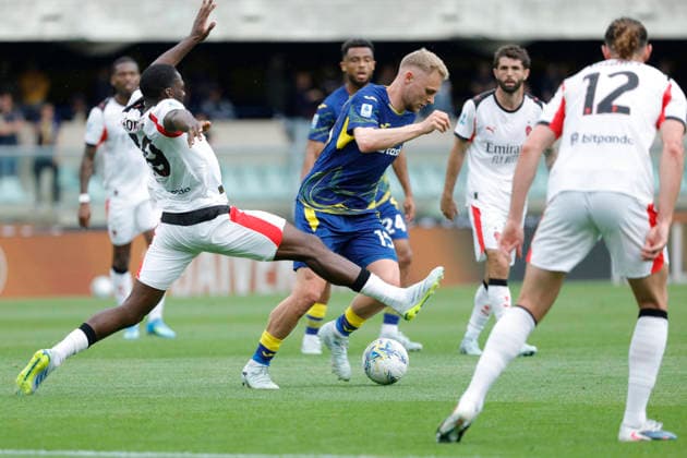 April 19, 2026, Verona, ITALY: AC Milan s Youssouf Fofana (L) and Hellas Verona s Victor Nelsson (R) in action during the Italian Serie A soccer match Hellas Verona Fc vs AC Milan at Marcantonio Bentegodi Stadium in Verona, Italia, 19 April 2026. .ANSA EMANUELE PENNACCHIO. Serie A - Hellas Verona Fc Vs AC Milan  - ZUMAa110 20260419_zaf_a110_017 Copyright: xEmanuelexPennacchiox
