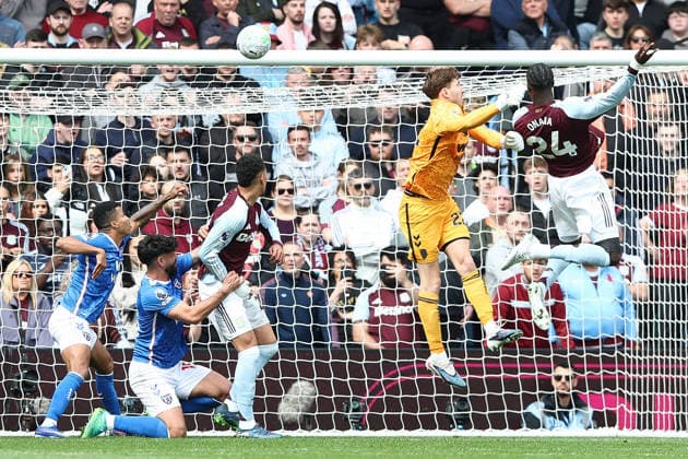 Aston Villa v Sunderland, Premier League Amadou Onana of Aston Villa heads the ball and hits the crossbar during the Aston Villa v Sunderland Premier League match at Villa Park, Birmingham, England on 19 April 2026 Credit: Ian Stephen Every Second Media Editorial use only. All images are copyright Every Second Media Limited. No images may be reproduced without prior permission. All rights reserved. Premier League and Football League images are subject to licensing agreements with Football DataCo Limited. see https: www.football-dataco.com Copyright: xIMAGO EveryxSecondxMediax ESM-1927-0025 IanxStephenx xEveryxSecondxMediax