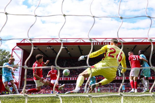 Nottingham Forest v Burnley, Premier League Zian Flemming of Burnley scores his opening goal making it 1-0 during the Nottingham Forest v Burnley Premier League match at the City Ground, West Bridgford, England on 19 April 2026 Credit: Ryan Crockett Every Second Media Editorial use only. All images are copyright Every Second Media Limited. No images may be reproduced without prior permission. All rights reserved. Premier League and Football League images are subject to licensing agreements with Football DataCo Limited. see https: www.football-dataco.com Copyright: xIMAGO EveryxSecondxMediax ESM-1916-0067 RyanxCrockettx xEveryxSecondxMediax