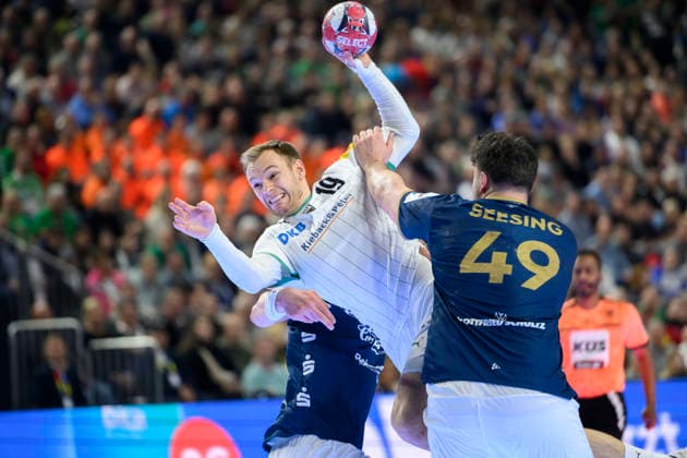 (l-r) Mathias GIDSEL (B), Aron SEESING (BHC) Zweikampf, Aktion. Finale Füchse Berlin (B) - Bergischer HC (BHC), am 19.04.2026. Handball DHB Pokal Final4 2026, vom 18.04 - 19.04.2026 in Koeln Deutschland. Â