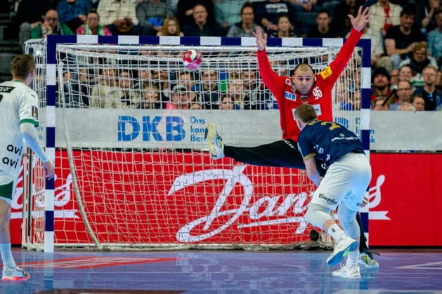 Köln, 19.04.2026, Handball, Herren, Lidl Final4, DHB Pokal, Finale, Füchse Berlin - Bergischer HC Noah Beyer (Bergischer HC, 2) beim Siebenmeter gegen Dejan Milosavljev (Füchse Berlin, 96) Köln Lanxess Arena NRW Germany