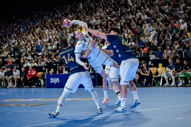 Köln, 19.04.2026, Handball, Herren, Lidl Final4, DHB Pokal, Finale, Füchse Berlin - Bergischer HC Mathias Gidsel (Füchse Berlin, 19) im Zweikampf mit Gerdas Babarskas (Bergischer HC, 14) und Aron Seesing (Bergischer HC, 49) Köln Lanxess Arena NRW Germany