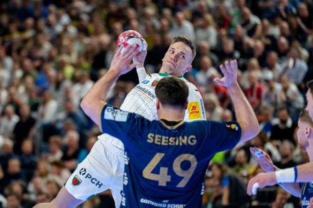 Köln, 19.04.2026, Handball, Herren, Lidl Final4, DHB Pokal, Finale, Füchse Berlin - Bergischer HC Lasse Bredekjaer Andersson (Füchse Berlin, 11) beim Wurf aus dem Rückraum gegen den Block von Aron Seesing (Bergischer HC, 49) Köln Lanxess Arena NRW Germany