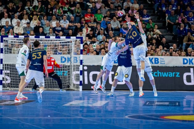 Köln, 19.04.2026, Handball, Herren, Lidl Final4, DHB Pokal, Finale, Füchse Berlin - Bergischer HC Fynn Hangstein (Bergischer HC, 10) beim Wurf aus dem Rückraum gegen den Block von Max Darj (Füchse Berlin, 5, .li.) und Mijajlo Marsenic (Füchse Berlin, 93) Köln Lanxess Arena NRW Germany
