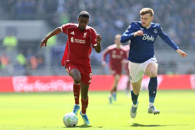 Alexander Isak of Liverpool and Jarrad Branthwaite of Everton Everton v Liverpool, Premier League, Football, Hill Dickinson Stadium, Liverpool, UK - 19 Apr 2026Liverpool Hill Dickinson Stadium United Kingdom EDITORIAL USE ONLY No use with unauthorised audio, video, data, fixture lists, club league logos or live services. Online in-match use limited to 120 images, no video emulation. No use in betting, games or single club league player publications.  Copyright: xPhilxOldham Shutterstockx 16832209q