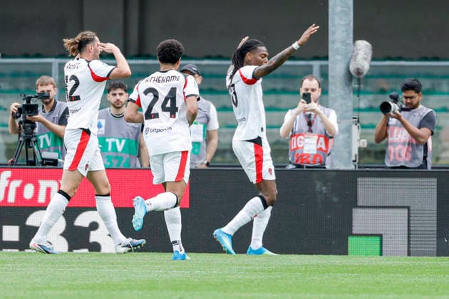 April 19, 2026, Verona, ITALY: AC Milan s Adrien Rabiot (L) jubilates with his temmates after scoring the 0-1 goal during the Italian Serie A soccer match Hellas Verona Fc vs AC Milan at Marcantonio Bentegodi Stadium in Verona, Italia, 19 April 2026. .ANSA EMANUELE PENNACCHIO. Serie A - Hellas Verona Fc Vs AC Milan  - ZUMAa110 20260419_zaf_a110_018 Copyright: xEmanuelexPennacchiox