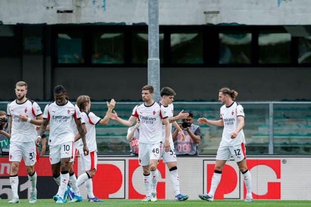 April 19, 2026, Verona, ITALY: AC Milan s Adrien Rabiot (R) jubilates with his temmates after scoring the 0-1 goal during the Italian Serie A soccer match Hellas Verona Fc vs AC Milan at Marcantonio Bentegodi Stadium in Verona, Italia, 19 April 2026. .ANSA EMANUELE PENNACCHIO. Serie A - Hellas Verona Fc Vs AC Milan  - ZUMAa110 20260419_zaf_a110_019 Copyright: xEmanuelexPennacchiox