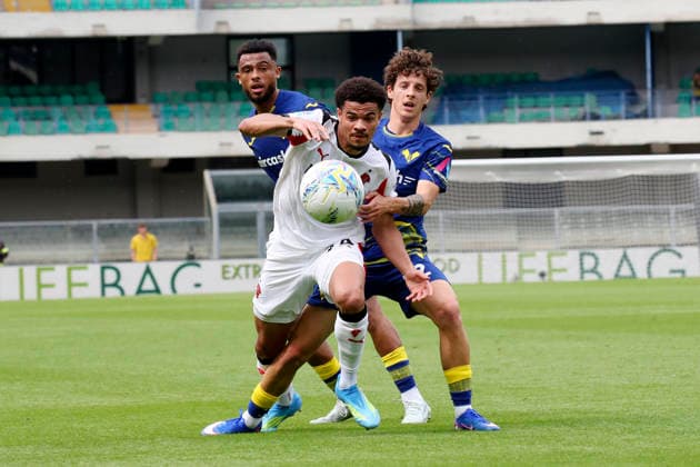 AC Milan s Zachary Athekame Verona™s Domagoj Bradaric the Serie A soccer match between Hellas Verona and A.C. Milan at the Bentegodi Stadium in Verona, north west Italy - Sunday , April 19 , 2026. - Soccer .  Copyright: xPaolaxGarbuio Lapressex