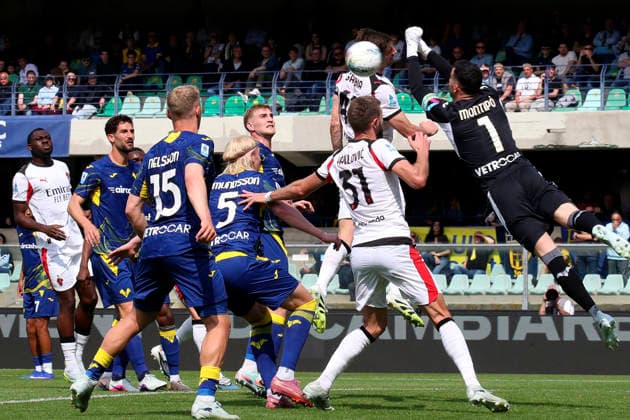 Verona™s goalkeeper Lorenzo Montipo ™s save the Serie A soccer match between Hellas Verona and A.C. Milan at the Bentegodi Stadium in Verona, north west Italy - Sunday , April 19 , 2026. - Soccer .  Copyright: xPaolaxGarbuio Lapressex