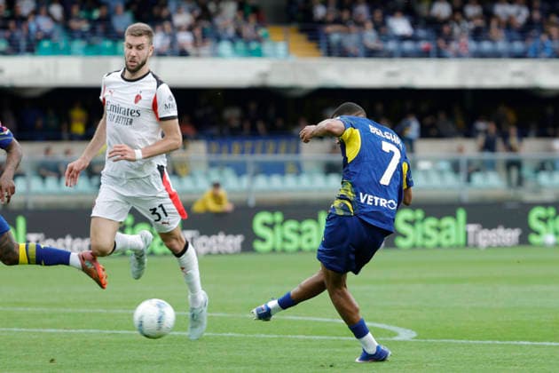 April 19, 2026, Verona, ITALY: Hellas Verona s Rafik Belghali (R) in action during the Italian Serie A soccer match Hellas Verona Fc vs AC Milan at Marcantonio Bentegodi Stadium in Verona, Italia, 19 April 2026. .ANSA EMANUELE PENNACCHIO. Serie A - Hellas Verona Fc Vs AC Milan  - ZUMAa110 20260419_zaf_a110_021 Copyright: xEmanuelexPennacchiox