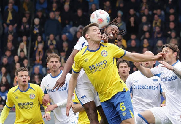 Florian Flick (Eintracht Braunschweig), Deyovaisio Zeefuik (Hertha BSC Berlin) Fussball, Herren, Saison 2025 2026 2.BL, Eintracht Stadion, Eintracht Braunschweig gegen Hertha BSC Berlin 1-1 DFL REGULATIONS PROHIBIT ANY USE OF PHOTOGRAPHS AS IMAGE SEQUENCES AND OR QUASI-VIDEO.