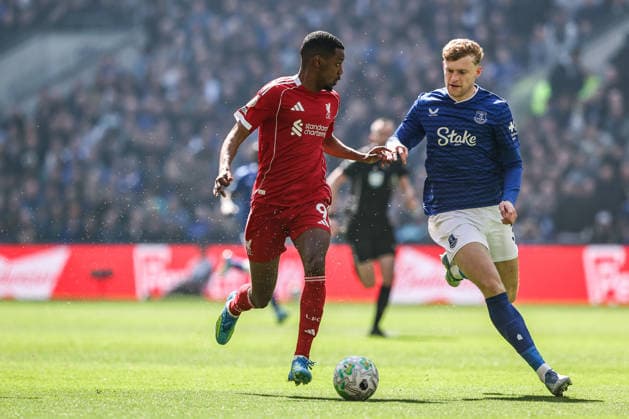 Premier League: Everton v Liverpool Alexander Isak of Liverpool breaks with the ball during the Premier League match Everton vs Liverpool at Hill Dickinson Stadium, Liverpool, United Kingdom on 19 April 2026 (Photo by Alfie Cosgrove News Images) Liverpool Hill Dickinson Stadium Merseyside United Kingdom Copyright: xAlfiexCosgrove NewsxImagesx