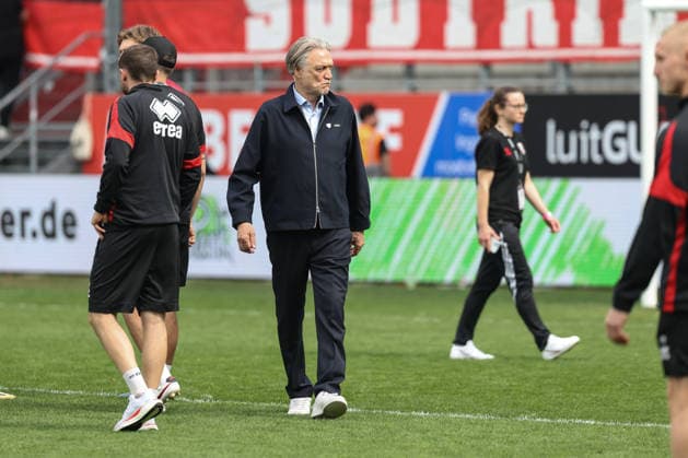 3. Liga; FC Ingolstadt 04 - VfL Osnabrück; Spiel ist aus Niederlage, hängende Köpfe Ingolstadt Geschäftsführer Dietmar Beiersdorfer (FCI) 3. Liga - FC Ingolstadt 04 Saison 2025 2026 VfL Osnabrück *** 3 Liga FC Ingolstadt 04 VfL Osnabrück Game is out Defeat, hanging heads Ingolstadt Managing Director Dietmar Beiersdorfer FCI 3 Liga FC Ingolstadt 04 Season 2025 2026 VfL Osnabrück