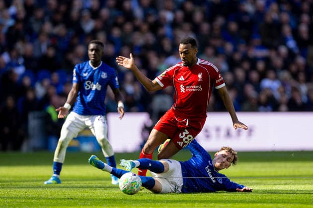 Football - FA Premier League - Everton FC v Liverpool FC LIVERPOOL, ENGLAND - Sunday, April 19, 2026: Liverpool s Ryan Gravenberch is challenged by Everton s James Garner (R) during the FA Premier League match between Everton FC and Liverpool FC, the 248th Merseyside Derby, at Bramley-Moore Dock. (Photo by David Rawcliffe Propaganda) LIVERPOOL Bramley-Moore Dock MERSEYSIDE ENGLAND  Copyright: xDavidxRawcliffex P2026-04-19-Everton_Liverpool-123