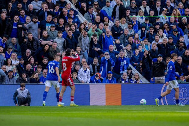Football - FA Premier League - Everton FC v Liverpool FC LIVERPOOL, ENGLAND - Sunday, April 19, 2026: Everton supporters make hand gestures towards Liverpool s Dominik Szoboszlai during the FA Premier League match between Everton FC and Liverpool FC, the 248th Merseyside Derby, at Bramley-Moore Dock. (Photo by David Rawcliffe Propaganda) LIVERPOOL Bramley-Moore Dock MERSEYSIDE ENGLAND  Copyright: xDavidxRawcliffex P2026-04-19-Everton_Liverpool-126