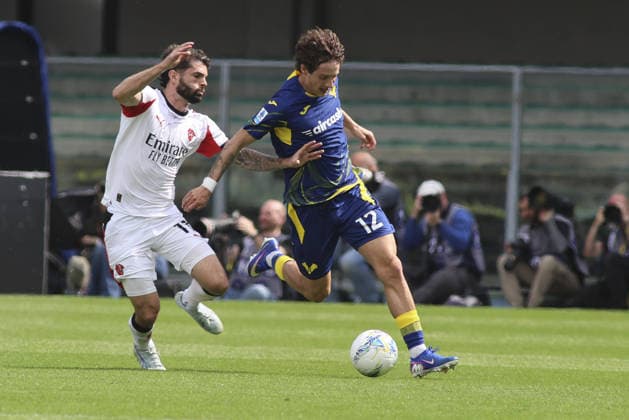 Domagoj Bradaric of Hellas Verona FC battle for the ball with AC Milan s Christian Pulisic during Hellas Verona FC vs AC Milan, 33Â° Serie A Enilive 2025-26 game at Marcantonio Bentegodi stadium in Verona (VR), Italy, on April 19, 2026.  Copyright: xDavidexCasentini IPAxSportx xipa-agency.netx xx IPA_74074509 IPA_Agency_IPA74074509