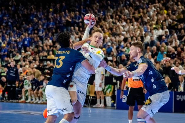 Köln, 19.04.2026, Handball, Herren, Lidl Final4, DHB Pokal, Finale, Füchse Berlin - Bergischer HC Tobias Schjolberg Grondahl (Füchse Berlin, 15) im Zweikampf mit Eloy Morante Maldonado (Bergischer HC, 33) Köln Lanxess Arena NRW Germany