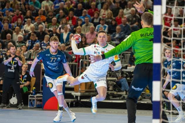 Lasse Andersson, Aussen, (Fuechse Berlin 11), Christopher Rudeck, Torwart (Bergischer Handball-Club 06 1), Bergischer HC - Fuechse Berlin, DHB-Pokal Maenner, Herren, 6. Spieltag, Finale, Daikin HBL, Lidl Final 4, 19.04.2026 Köln NRW Deutschland