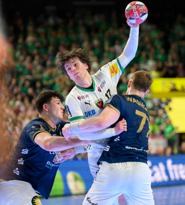 (l-r) Aron SEESING (BHC), Nils LICHTLEIN (B), Johannes Wasielewski (BHC) Zweikampf, Aktion. Finale Füchse Berlin (B) - Bergischer HC (BHC), am 19.04.2026. Handball DHB Pokal Final4 2026, vom 18.04 - 19.04.2026 in Koeln Deutschland. Â
