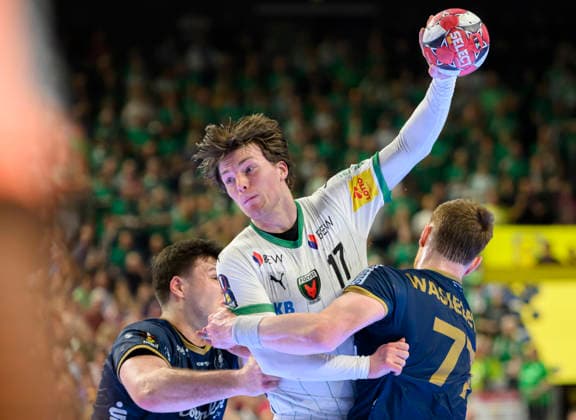 (l-r) Aron SEESING (BHC), Nils LICHTLEIN (B), Johannes Wasielewski (BHC) Zweikampf, Aktion. Finale Füchse Berlin (B) - Bergischer HC (BHC), am 19.04.2026. Handball DHB Pokal Final4 2026, vom 18.04 - 19.04.2026 in Koeln Deutschland. Â