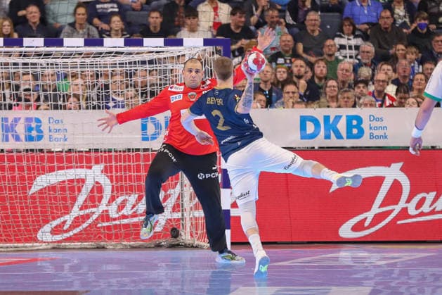 19.04.2026 ,xgox, Handball - DHB Pokal Finale Füchse Berlin - Bergischer HC emspor, v.l. Mijajlo Marsenic (Berlin, 93) beim Siebenmeter gegen Noah Beyer (Bergischer HC, 2) Koeln