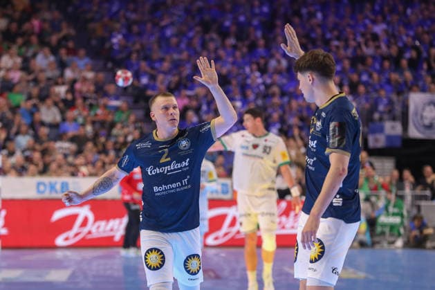 19.04.2026 ,xgox, Handball - DHB Pokal Finale Füchse Berlin - Bergischer HC emspor, v.l. Noah Beyer (Bergischer HC, 2), Soeren Steinhaus (Bergischer HC, 53) Jubel, Torjubel, jubelt ueber das Tor, celebrate the goal, celebration Koeln