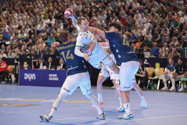 19.04.2026 ,xgox, Handball - DHB Pokal Finale Füchse Berlin - Bergischer HC emspor, v.l. Gerdas Babarskas (Bergischer HC, 14), Mathias Gidsel (Berlin, 19), Aron Seesing (Bergischer HC, 49) Zweikampf, Duell, Kampf, tackle Koeln
