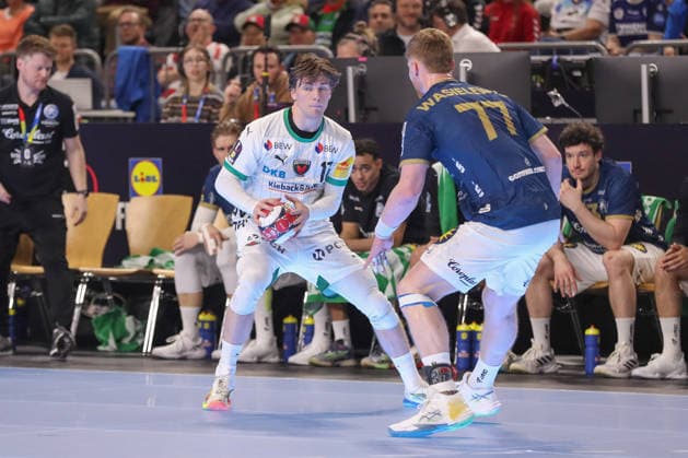 19.04.2026 ,xgox, Handball - DHB Pokal Finale Füchse Berlin - Bergischer HC emspor, v.l. Nils Lichtlein (Berlin, 17), Joahnnes Wasielewski (Bergischer HC, 77) Zweikampf, Duell, Kampf, tackle Koeln