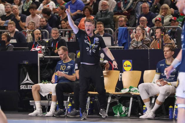 19.04.2026 ,xgox, Handball - DHB Pokal Finale Füchse Berlin - Bergischer HC emspor, v.l. Markus Puetz (Bergischer HC, Trainer) gibt Anweisungen, gestikuliert mit den Armen, gesticulate, gives instructions Koeln