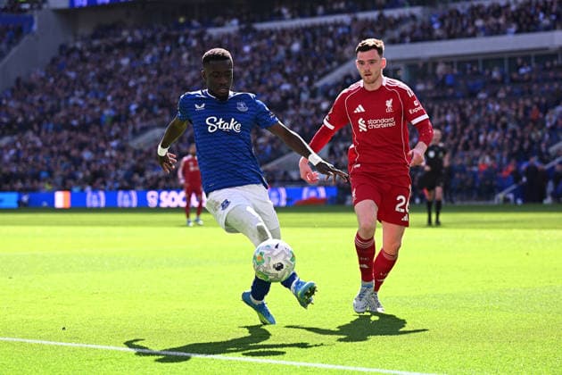 Everton v Liverpool, Premier League Idrissa Gueye of Everton is challenged by Andrew Robertson of Liverpool during the Everton v Liverpool Premier League match at the Hill Dickinson Stadium, Liverpool, England on 19 April 2026 Credit: Ben Roberts Every Second Media Editorial use only. All images are copyright Every Second Media Limited. No images may be reproduced without prior permission. All rights reserved. Premier League and Football League images are subject to licensing agreements with Football DataCo Limited. see https: www.football-dataco.com Copyright: xIMAGO EveryxSecondxMediax ESM-1928-0039 BenxRobertsx xEveryxSecondxMediax
