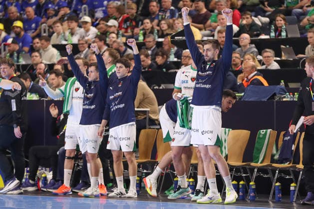 19.04.2026 ,xgox, Handball - DHB Pokal Finale Füchse Berlin - Bergischer HC emspor, v.l. die Berliner Bank Jubel, Torjubel, jubelt ueber das Tor, celebrate the goal, celebration Koeln