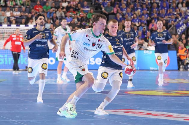 19.04.2026 ,xgox, Handball - DHB Pokal Finale Füchse Berlin - Bergischer HC emspor, v.l. Hakun West av Teigum (Berlin, 34), Noah Beyer (Bergischer HC, 2) Zweikampf, Duell, Kampf, tackle Koeln