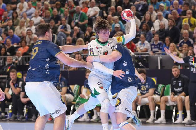 19.04.2026 ,xgox, Handball - DHB Pokal Finale Füchse Berlin - Bergischer HC emspor, v.l. Nils Lichtlein (Berlin, 17), Joahnnes Wasielewski (Bergischer HC, 77) Zweikampf, Duell, Kampf, tackle Koeln