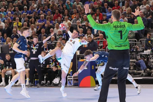19.04.2026 ,xgox, Handball - DHB Pokal Finale Füchse Berlin - Bergischer HC emspor, v.l. Aitor Arino (Berlin, 14) wirft Tor, Torschuetze, erzielt Tor, Treffer, scores the goal Koeln