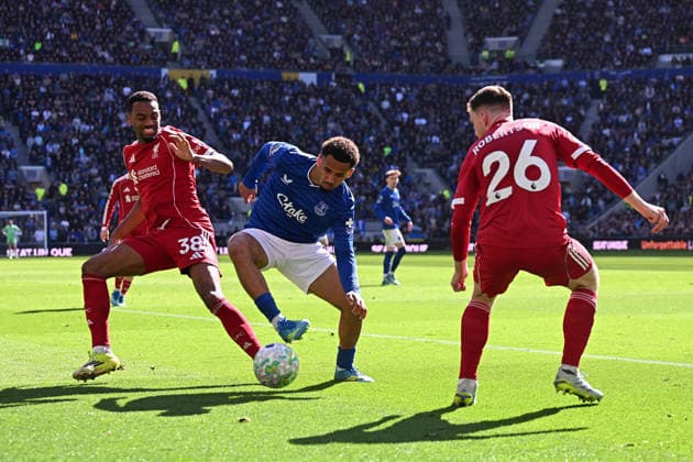 Everton v Liverpool, Premier League Iliman Ndiaye of Everton is challenged by Ryan Gravenberch (L) and Andrew Robertson (R) of Liverpool during the Everton v Liverpool Premier League match at the Hill Dickinson Stadium, Liverpool, England on 19 April 2026 Credit: Ben Roberts Every Second Media Editorial use only. All images are copyright Every Second Media Limited. No images may be reproduced without prior permission. All rights reserved. Premier League and Football League images are subject to licensing agreements with Football DataCo Limited. see https: www.football-dataco.com Copyright: xIMAGO EveryxSecondxMediax ESM-1928-0041 BenxRobertsx xEveryxSecondxMediax