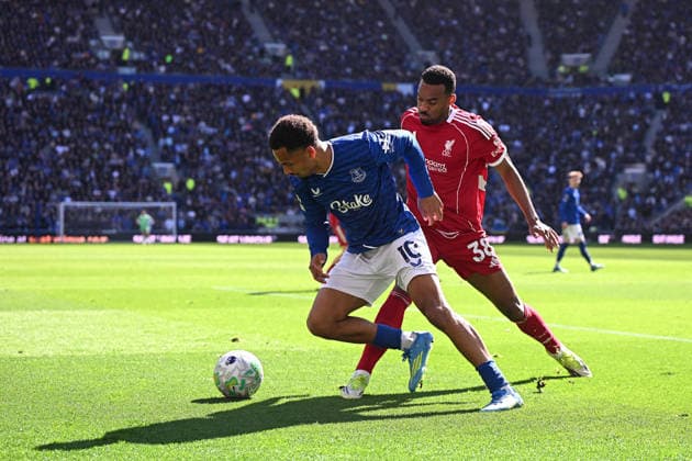 Everton v Liverpool, Premier League Iliman Ndiaye of Everton is challenged by Ryan Gravenberch of Liverpool during the Everton v Liverpool Premier League match at the Hill Dickinson Stadium, Liverpool, England on 19 April 2026 Credit: Ben Roberts Every Second Media Editorial use only. All images are copyright Every Second Media Limited. No images may be reproduced without prior permission. All rights reserved. Premier League and Football League images are subject to licensing agreements with Football DataCo Limited. see https: www.football-dataco.com Copyright: xIMAGO EveryxSecondxMediax ESM-1928-0042 BenxRobertsx xEveryxSecondxMediax