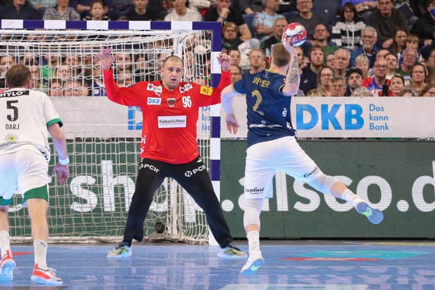 19.04.2026 ,xgox, Handball - DHB Pokal Finale Füchse Berlin - Bergischer HC emspor, v.l. Dejan Milosavljev (Berlin, 96) beim Siebenmeter gegen Noah Beyer (Bergischer HC, 2) Koeln