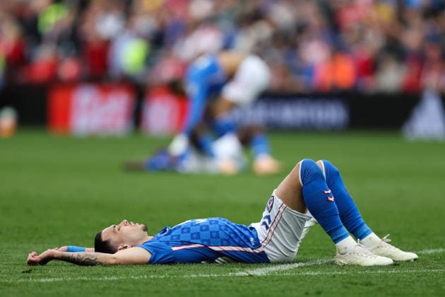 Birmingham, England, 19th April 2026. Enzo Le FÃ e of Sunderland reacts to his side conceding a goal to make it 4-3 during the Aston Villa vs Sunderland Premier League match at Villa Park, Birmingham. Picture credit should read: Gareth Evans Sportimage EDITORIAL USE ONLY. No use with unauthorised audio, video, data, fixture lists, club league logos or live services. Online in-match use limited to 120 images, no video emulation. No use in betting, games or single club league player publications. SPI_061_GE_Aston_Villa_vs_Sunderland SPI-4703-0061